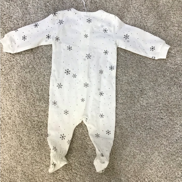 🆕FIRSTS by Petit Lem Snowflake Print footie Pajamas. Size 3m - Picture 4 of 5